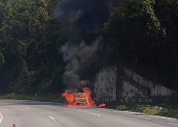 DOIS VEÍCULOS PEGAM FOGO NA BR-277, NA SUBIDA DA SERRA PARA CURITIBA