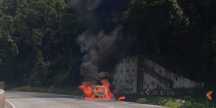 DOIS VEÍCULOS PEGAM FOGO NA BR-277, NA SUBIDA DA SERRA PARA CURITIBA