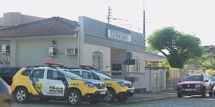 Casal é preso por deixar bebê trancado em carro enquanto estava na praia, diz polícia