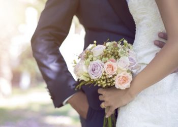 Mãe se irrita com convite de casamento em que crianças não são bem-vindas