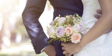 Mãe se irrita com convite de casamento em que crianças não são bem-vindas