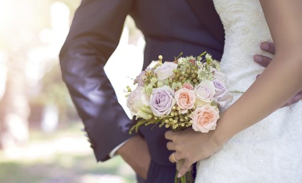 Mãe se irrita com convite de casamento em que crianças não são bem-vindas