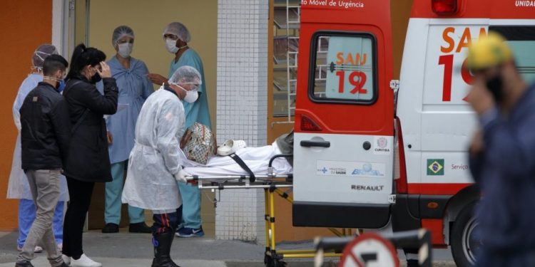 Explosão de casos da Ômicron assusta o Paraná, que vai dobrar leitos de enfermaria