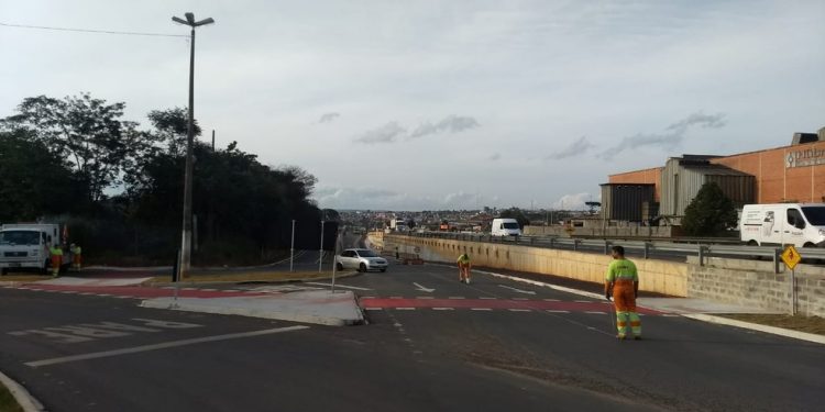 Jovem de 20 anos morre em acidente envolvendo três veículos em Castro, diz polícia