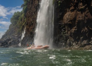 Passeios de barco na região das quedas das Cataratas do Iguaçu serão retomados na terça (11)