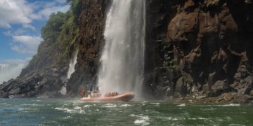 Passeios de barco na região das quedas das Cataratas do Iguaçu serão retomados na terça (11)
