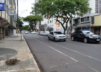 NO CENTRO, ESTACIONAMENTO NO LADO DIREITO DA RUA XV DE NOVEMBRO VOLTA A SER RESTRINGIDO