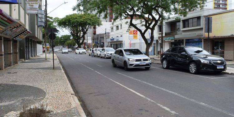 NO CENTRO, ESTACIONAMENTO NO LADO DIREITO DA RUA XV DE NOVEMBRO VOLTA A SER RESTRINGIDO