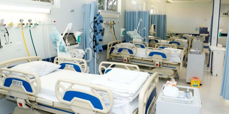 Paraná vê covid-19 disparar, mas internamentos seguem baixos; ômicron já pode ser cepa dominante