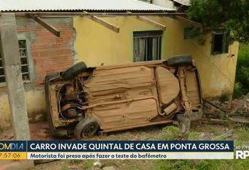 Motorista bêbado invade quintal de casa com carro, derruba poste e é levado para delegacia no Paraná, diz polícia