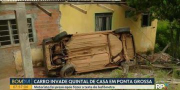 Motorista bêbado invade quintal de casa com carro, derruba poste e é levado para delegacia no Paraná, diz polícia