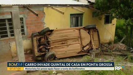 Motorista bêbado invade quintal de casa com carro, derruba poste e é levado para delegacia no Paraná, diz polícia