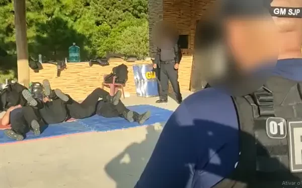 Vídeo de guardas levando choque gera polêmica e secretário afirma que procedimento é normal