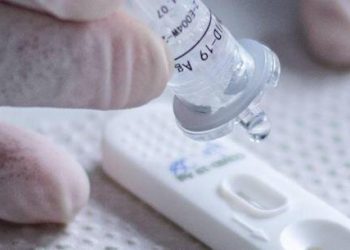 Afastamento de trabalhador por Covid cai para 10 dias