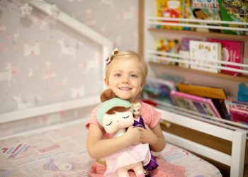 Criança curitibana com doença rara consegue doador de medula óssea na Alemanha: ‘A fila é grande, as pessoas lutam contra o tempo’, diz mãe