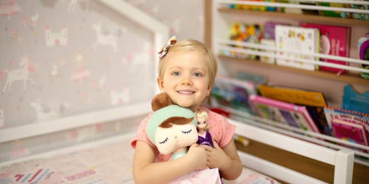 Criança curitibana com doença rara consegue doador de medula óssea na Alemanha: ‘A fila é grande, as pessoas lutam contra o tempo’, diz mãe