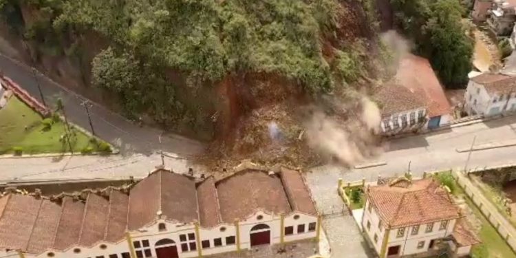 Deslizamento de terra destrói casarão em Ouro Preto-MG