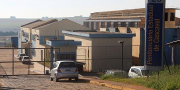 Detento morre dentro de cela de penitenciária no Paraná; causa da morte seria choque elétrico, diz Depen