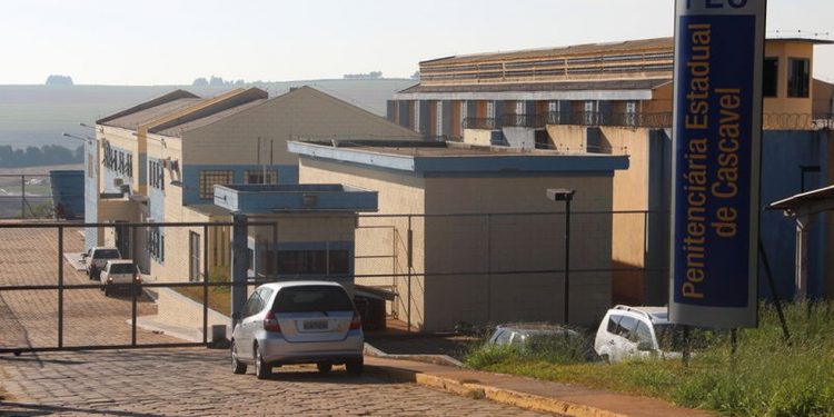 Detento morre dentro de cela de penitenciária no Paraná; causa da morte seria choque elétrico, diz Depen