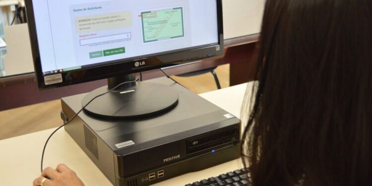 Paraná oferece serviço online de alteração de sobrenome para casados e divorciados