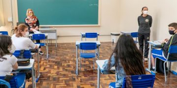 Escolas estaduais do Paraná não farão exigência de comprovante de vacina contra Covid, diz Secretaria de Educação