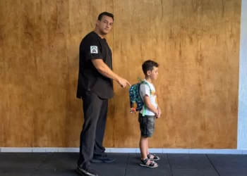 Excesso de peso em mochilas escolares pode trazer riscos para a coluna das crianças