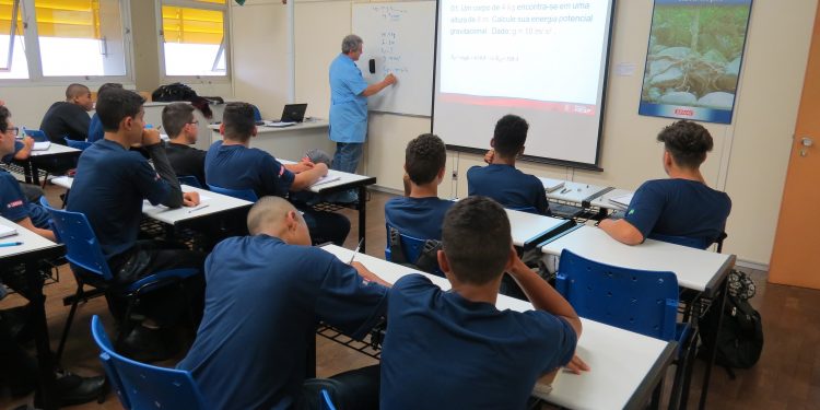 Novo ensino médio: saiba quais mudanças passam a valer em 2022