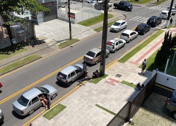 Filas no ferry-boat marcam manhã deste domingo (2) entre Guaratuba e Matinhos; tempo médio para compra de bilhetes é de 45 minutos, diz DER