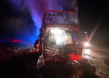 Ônibus com mais de 50 ocupantes pega fogo, na BR-376; veículo foi esvaziado a tempo, e ninguém ficou ferido