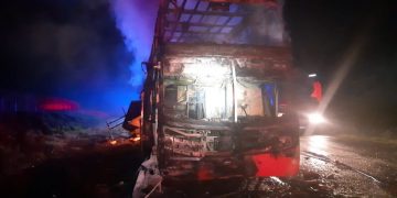 Ônibus com mais de 50 ocupantes pega fogo, na BR-376; veículo foi esvaziado a tempo, e ninguém ficou ferido