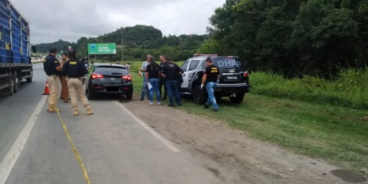 Casal é encontrado morto dentro de carro na BR-277; suspeitos teriam fugido a pé pela rodovia