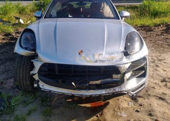 Motorista de carro de luxo abandona veículo em Florianópolis após bater em defensa metálica