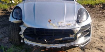 Motorista de carro de luxo abandona veículo em Florianópolis após bater em defensa metálica