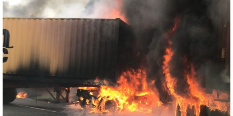 PARAGUAIO MORRE EM ACIDENTE ENTRE DOIS CAMINHÕES NA BR-277, EM CANDÓI