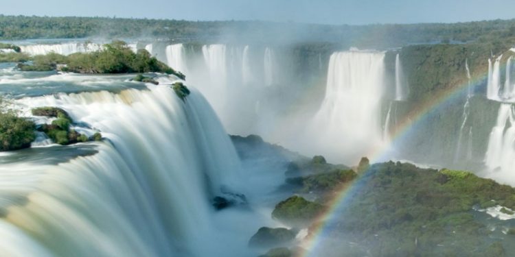Após acidente em Capitólio, Marinha suspende passeios de barco na região das quedas das Cataratas do Iguaçu