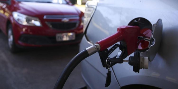 Preço da gasolina nos postos sobe 46% em 2021, diz ANP