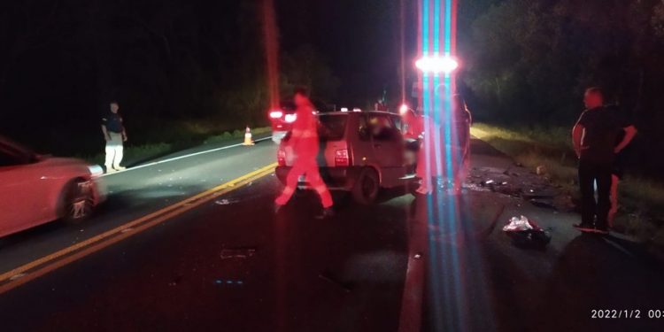 Homem morre e 3 pessoas ficam feridas após carros baterem de frente na BR-277 em Guarapuava