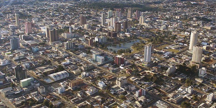 367 municípios tiveram saldo de emprego positivo no Paraná em 2021; 4 estão no top 50 do País
