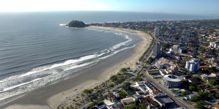 Cerca de 2 milhões de pessoas passaram virada de ano no litoral paranaense, diz PM