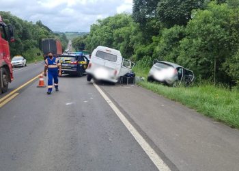 Uma pessoa morre, e outras duas ficam feridas após batida entre Kombi e carro na BR-373