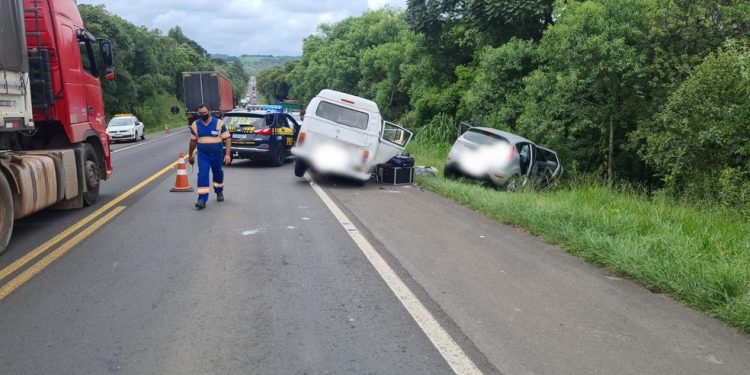 Uma pessoa morre, e outras duas ficam feridas após batida entre Kombi e carro na BR-373