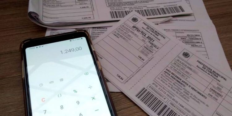 À vista ou parcelado? Especialista dá dicas de ouro pra enfrentar os boletos em 2022