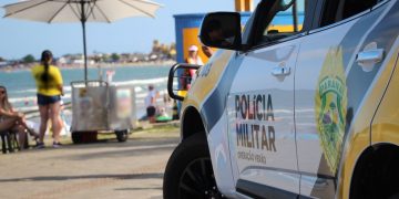 Bebê é encontrado sozinho na praia, e mãe é presa em Guaratuba, diz PM