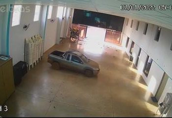 Motorista invade igreja com carro, destrói portas de vidro e faz manobra dentro do salão; vídeo