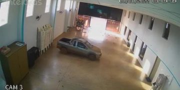 Motorista invade igreja com carro, destrói portas de vidro e faz manobra dentro do salão; vídeo