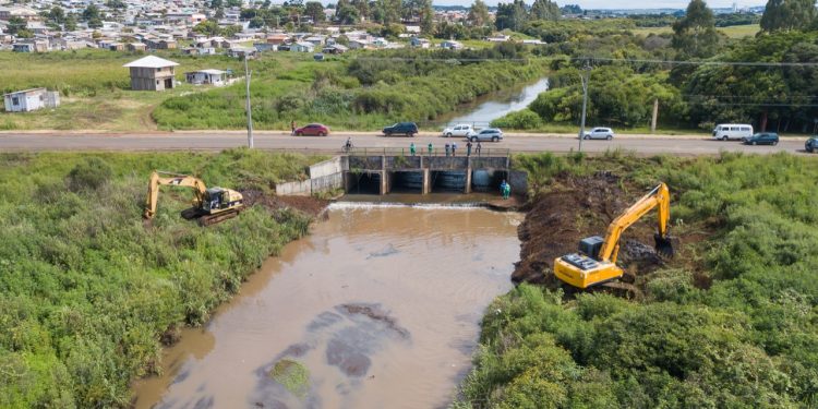 “Limpa Rio” projeto leva desassoreamento às margens e leitos dos principais rios de Guarapuava