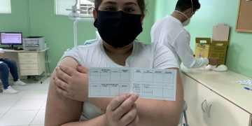 Mãe se emociona ao ver filha vacinada em Guarapuava