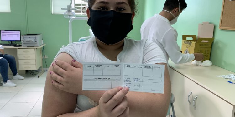 Mãe se emociona ao ver filha vacinada em Guarapuava