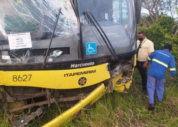Motorista de ônibus é morto enquanto trabalhava após ataque a tiros na Bahia; veículo caiu em matagal