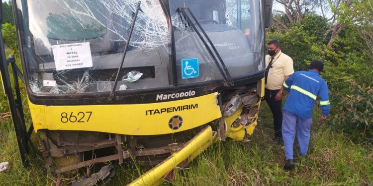 Motorista de ônibus é morto enquanto trabalhava após ataque a tiros na Bahia; veículo caiu em matagal